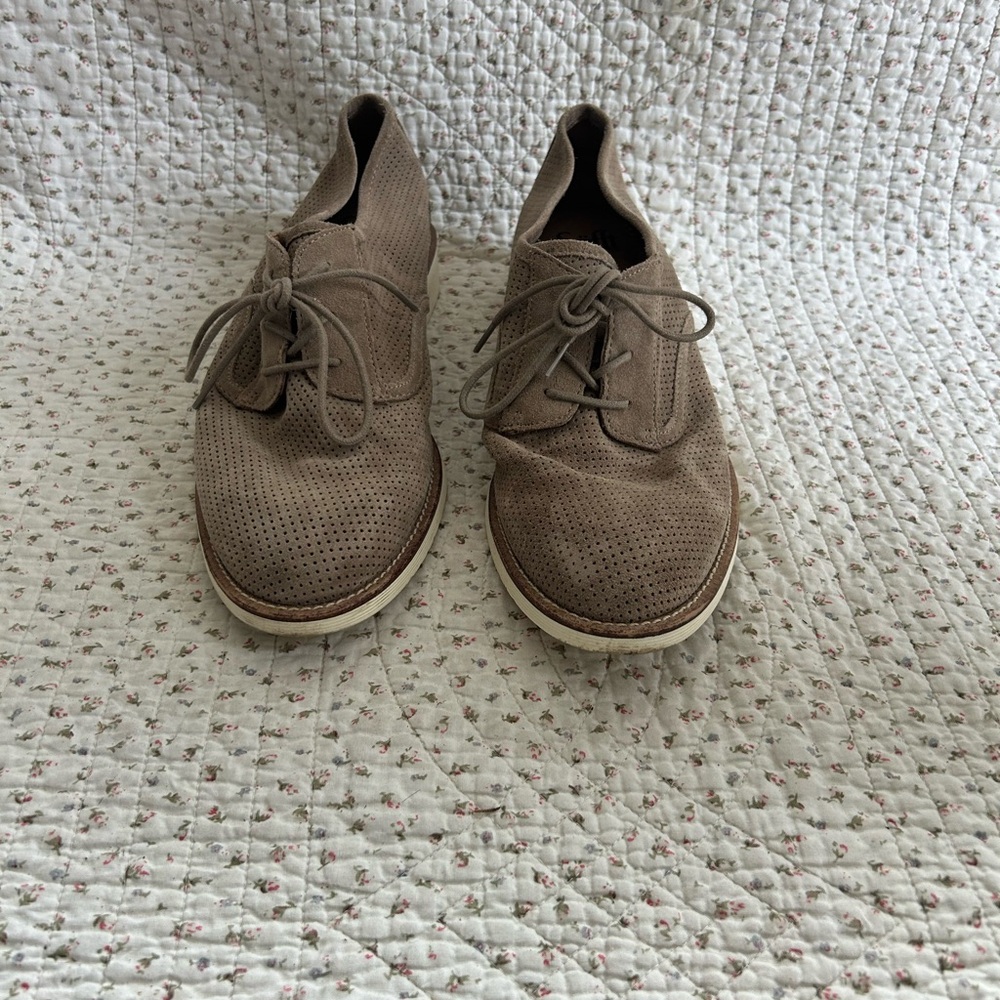 Women’s Tan Lace-Up Shoes
